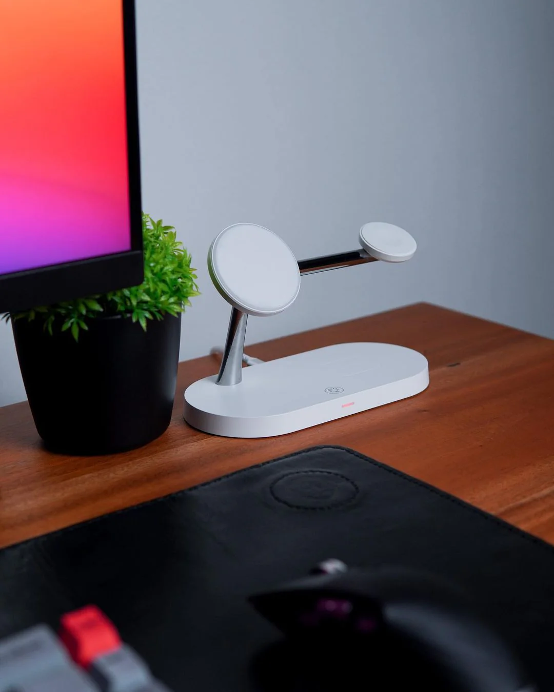 ZEERA 5-in-1 Desktop MagSafe Charger Stand for iPhone & AirPods & Apple Watch - Image 4