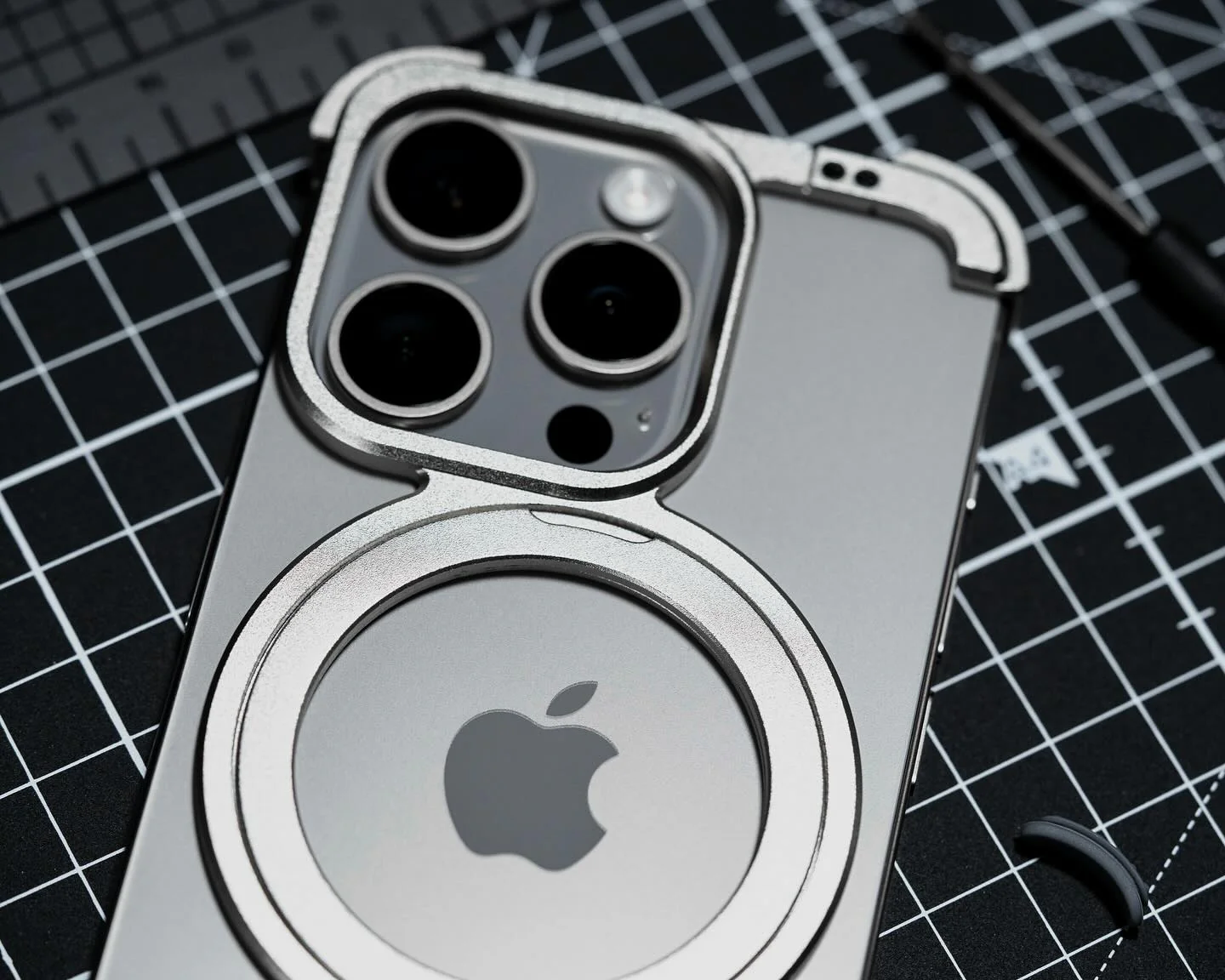 ZEERA Aluminum Alloy MagSafe Kickstand Cooling Case: Featuring a Futuristic Mechanical Aesthetic - Image 11