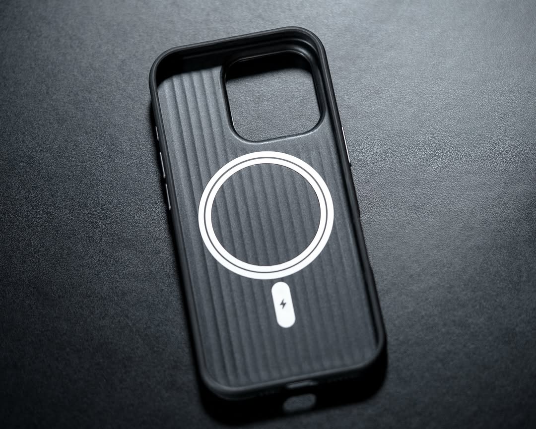 ZEERA MagFusion Pro: The Ultimate MagSafe Case with Leather, Carbon Fiber, and Denim Fusion Texture - Image 8